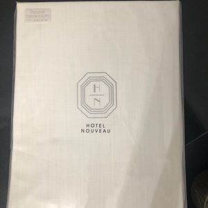 Hotel Nouveau 70” round cotton table cloth. White.